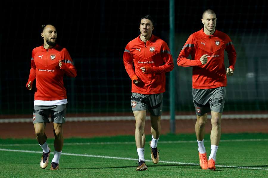 Gudelj no treino da Sérvia com Vlahovic e Pavlovic