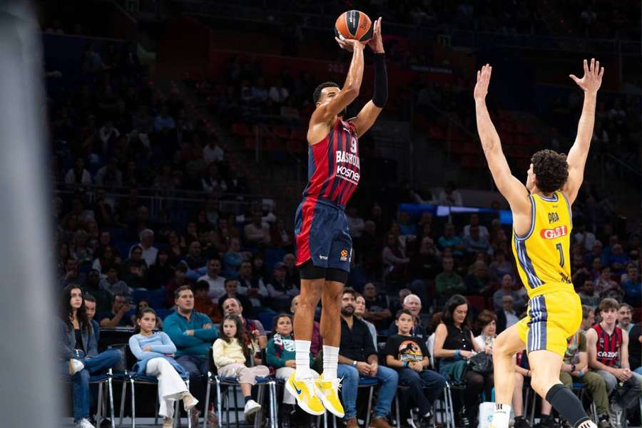 Cabarrot, jugador de Baskonia, lanzando un triple