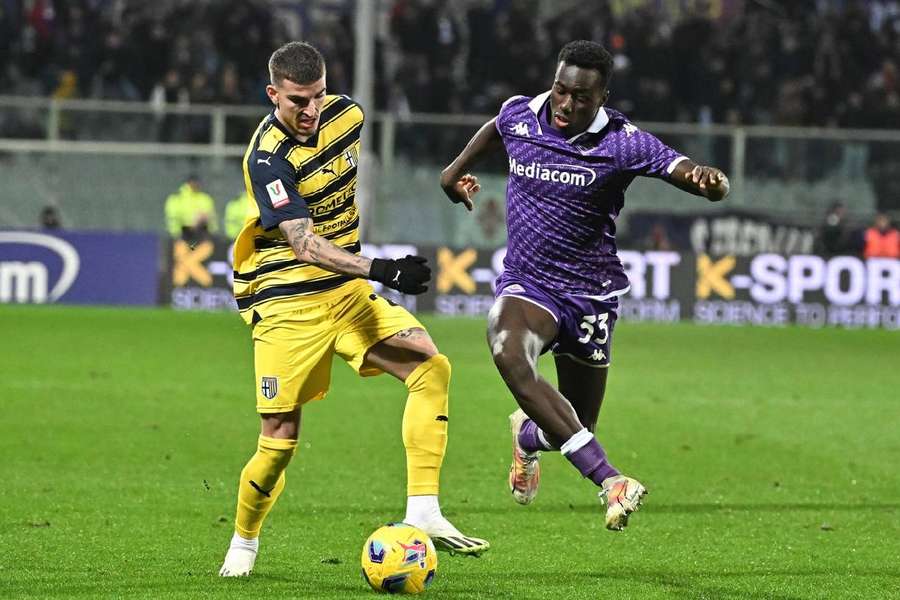 Valentin Mihăilă într-un duel din meciul cu Fiorentina