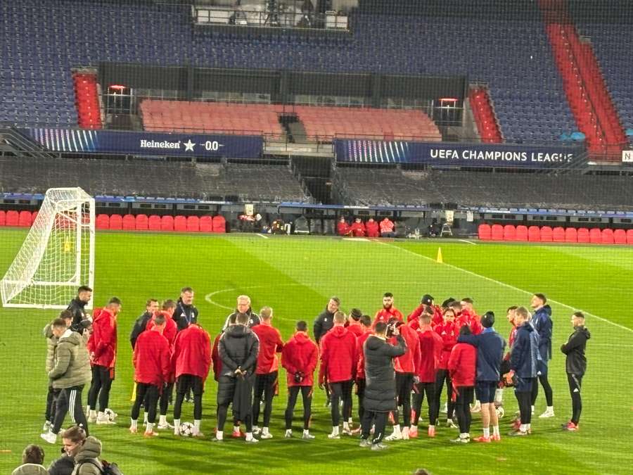 Sparťanský trénink na stadionu De Kuip. Sparťanský trénink na stadionu De Kuip.