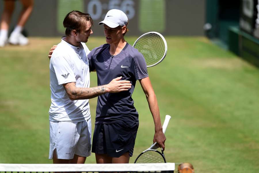 Jannik Sinner nel momento del ritiro contro Alexander Bublik a Halle