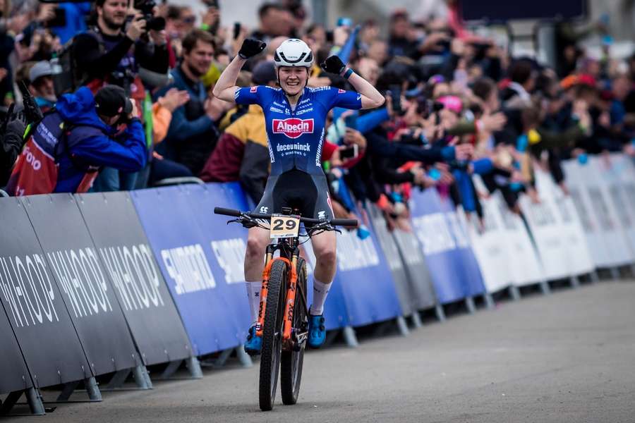 Pieterse komt juichend over de finish