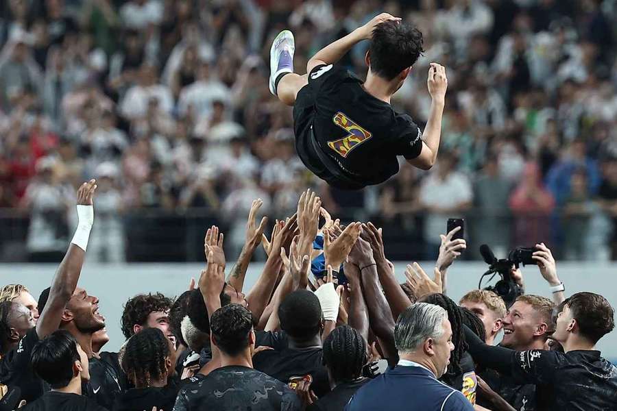 Son elevado aos céus pelos companheiros de equipa