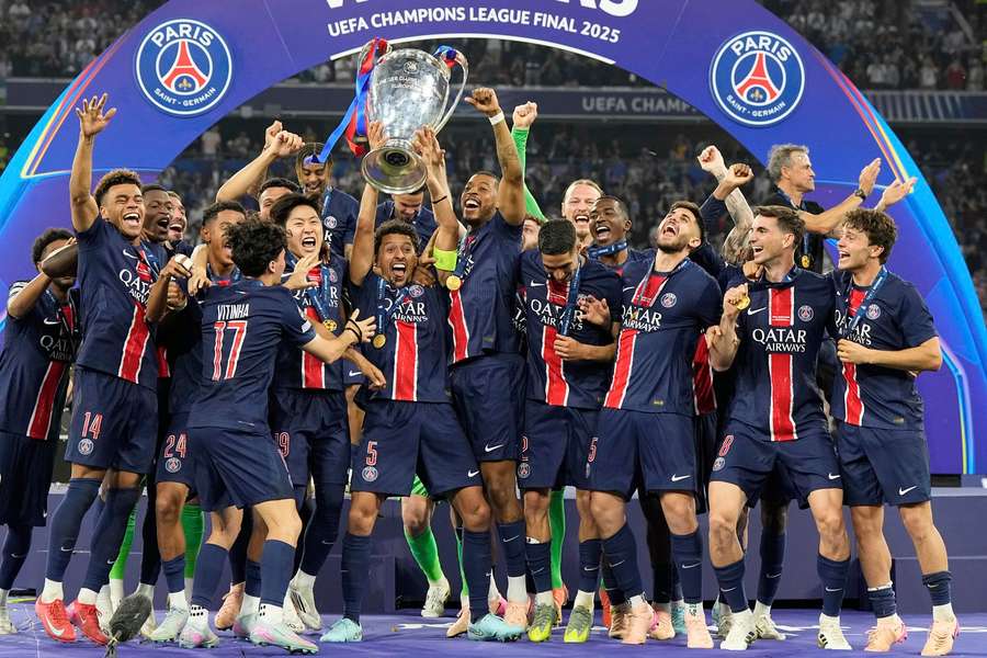 Marquinhos, capitão do PSG, levanta a taça de campeão da Champions League
