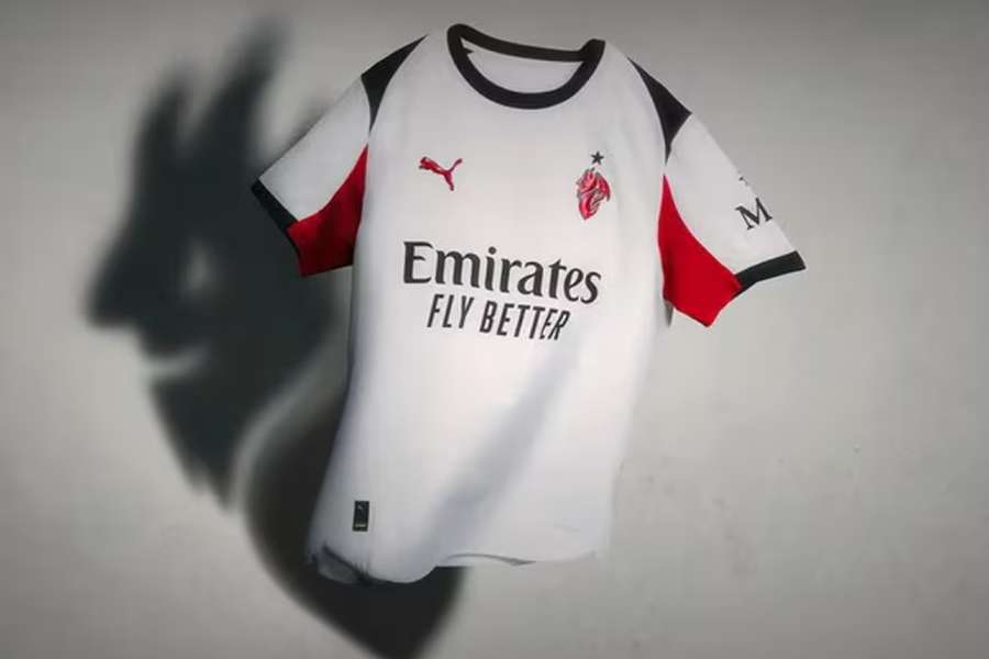 La nuova maglia da trasferta rossonera