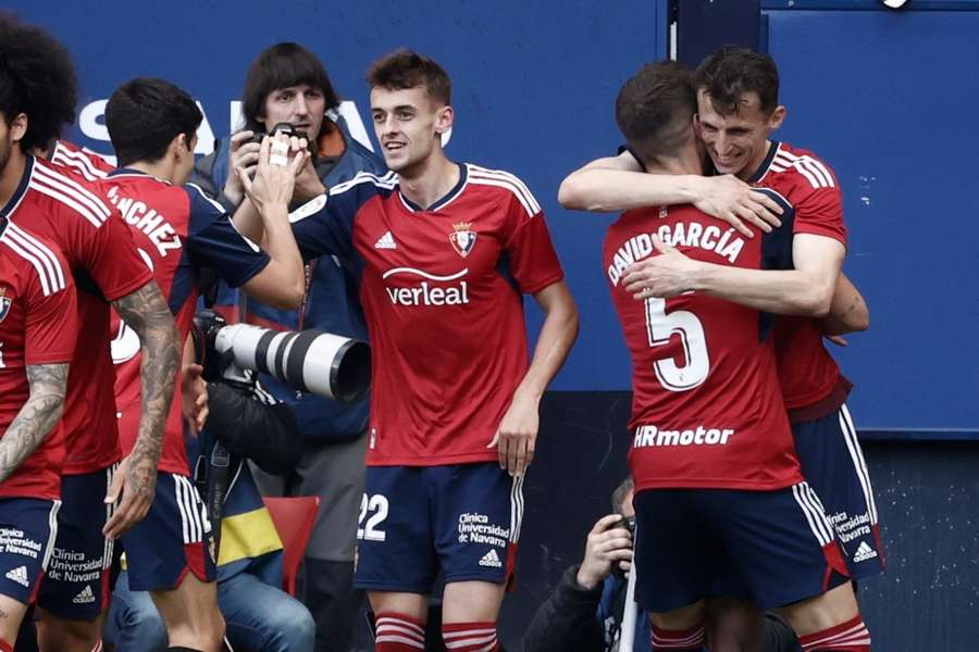 El Osasuna festeja uno de los goles ante el Almería 