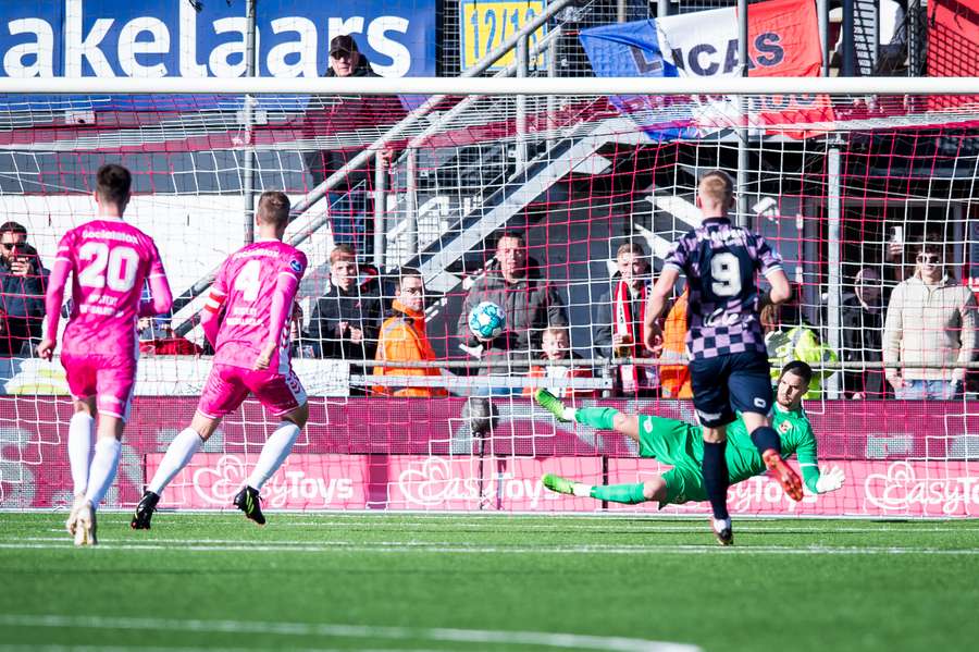 Veldmate schiet de 1-1 binnen uit een discutabele strafschop