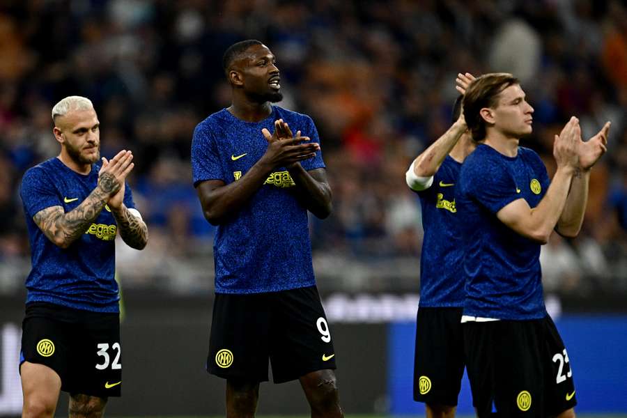 L'Inter saluta i tifosi a fine partita