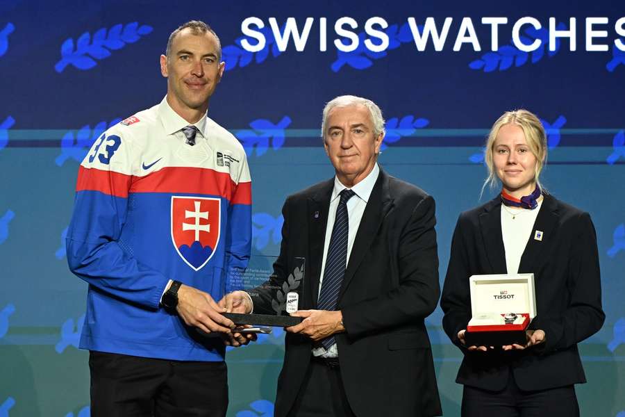 Zdeno Chára pri uvedení do Siene slávy IIHF.