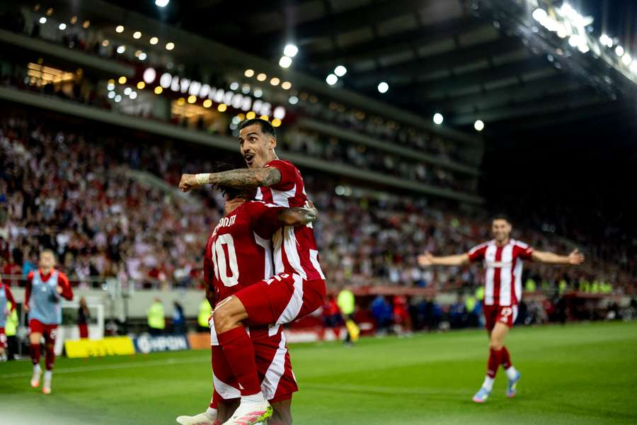 Chiquinho celebra o golo do companheiro de equipa