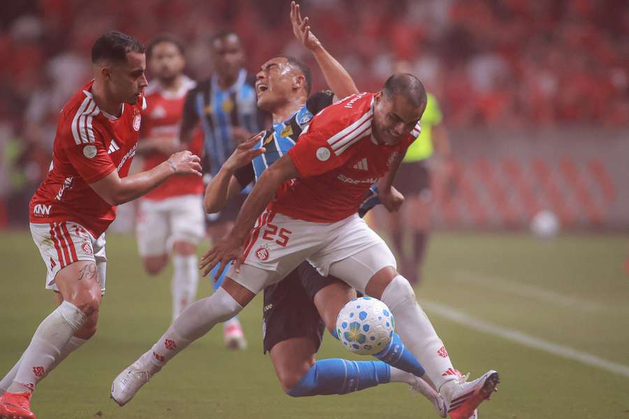 Gabriel Mercado em disputa de bola com Carlos Vinícius