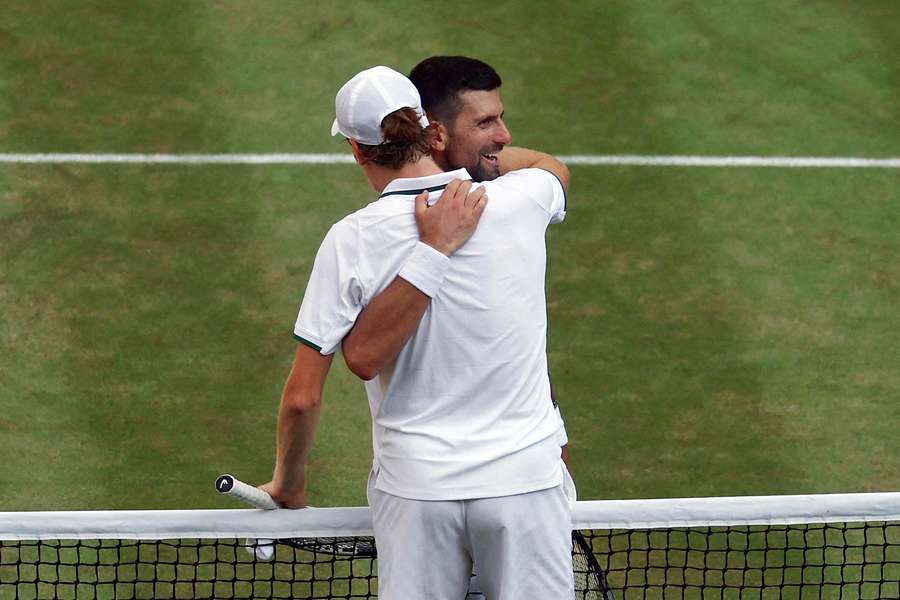 Djokovič v objatí so Sinnerom. Djokovič v objatí so Sinnerom.