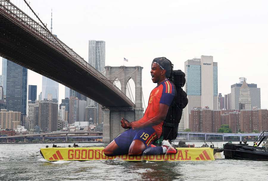Figura gigante do espanhol Yamal em ação da Adidas em Nova York