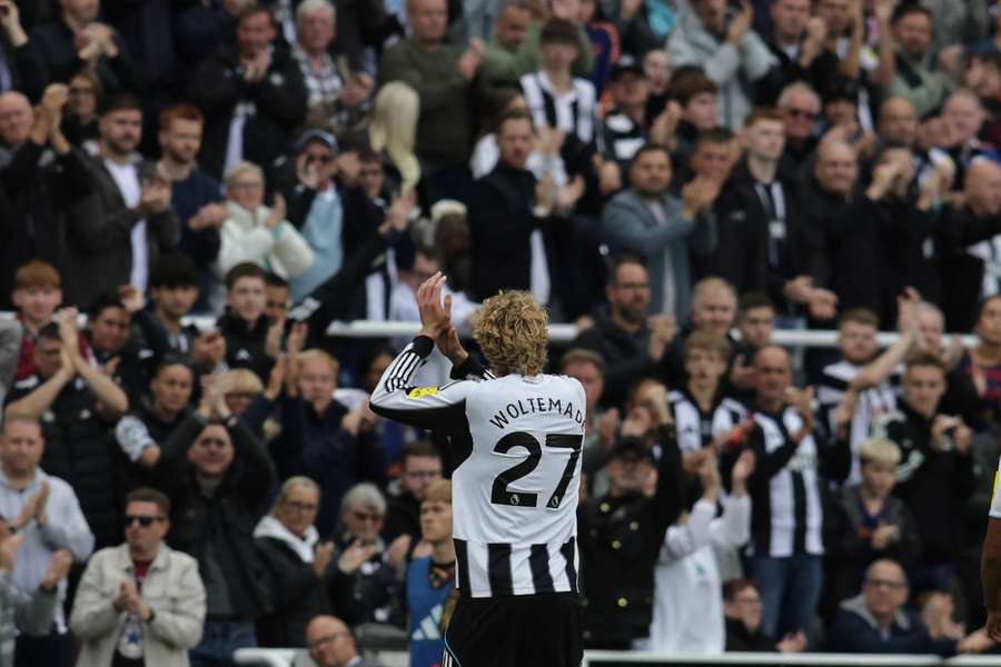 Nick Woltemade lässt sich von den Newcastle-Fans feiern.