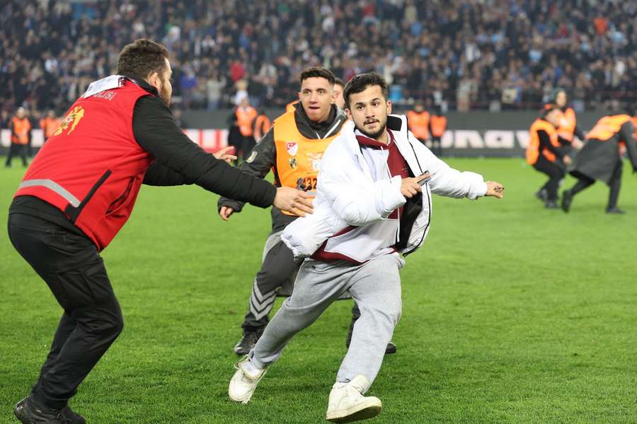Im Ligaspiel zwischen Trabzonspor und Fenerbahce eskalierte die Lage völlig.