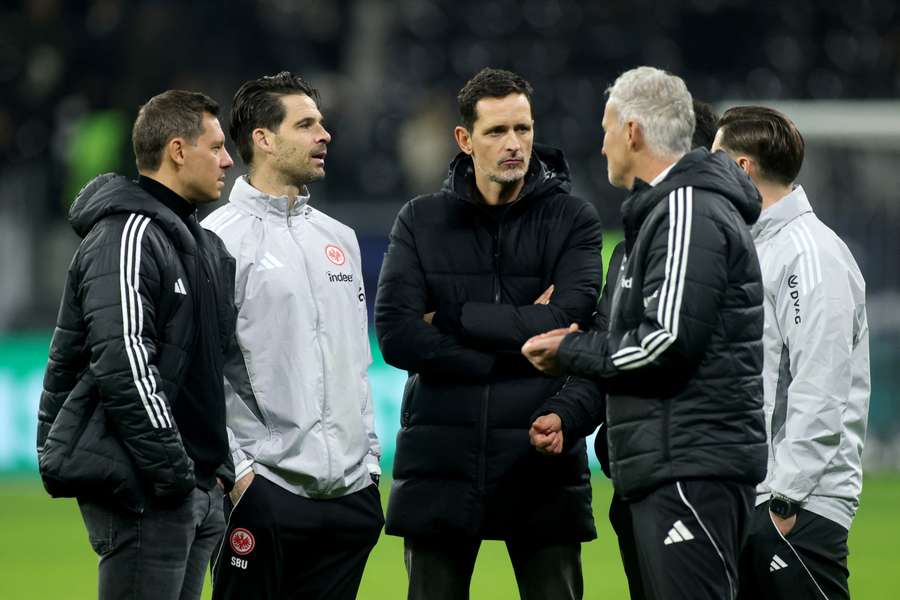 Dino Toppmöller (M.) ist ins Kreuzfeuer der Kritik geraten Dino Toppmöller (M.) ist ins Kreuzfeuer der Kritik geraten