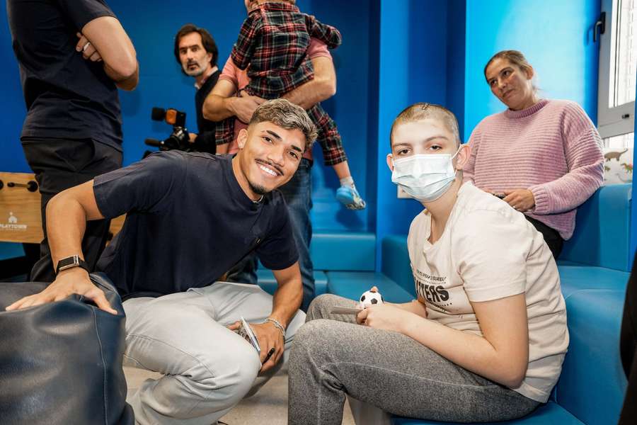 William Gomes com criança no Hospital de São João