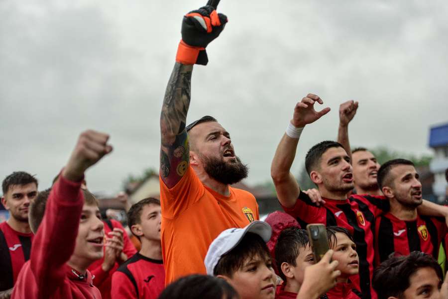 Filip Gacevski, guarda-redes do Vardar, 32 anos, em comunhão com os adeptos no jogo contra o Peliste