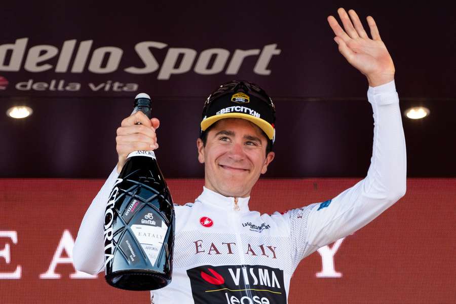 Cian Uijtdebroeks celebra su victoria en la novena etapa del pasado Giro de Italia