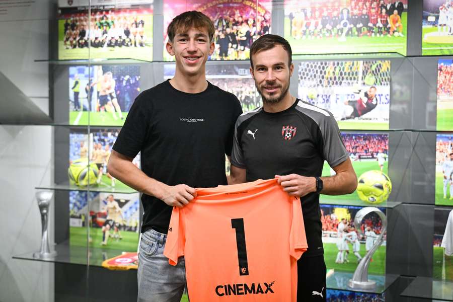 Jablonický s brankárskym trénerom mládeže Jánom Polónym. Jablonický s brankárskym trénerom mládeže Jánom Polónym.