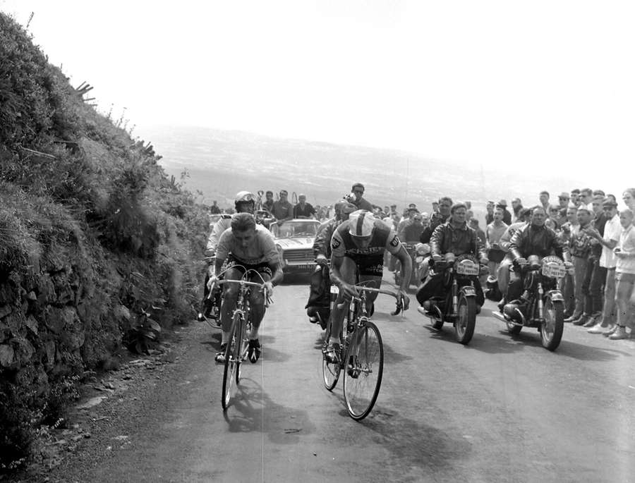 Jacques Anquetil (til venstre) og Raymond Poulidor (til højre) i dyst på Puy de Dôme i 1964.