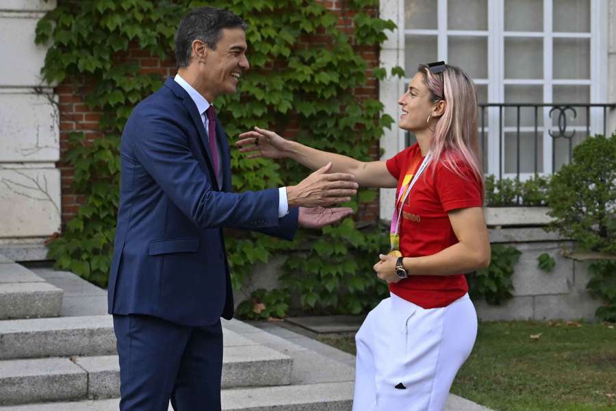 Pedro Sánchez saluda a Alexia Putellas