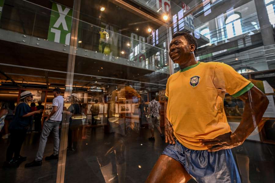 En la cuna deportiva de Pelé, admiración por el astro hospitalizado