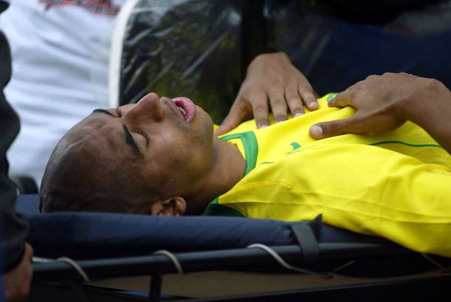 Luisão após desmaiar na final da Copa América 2004