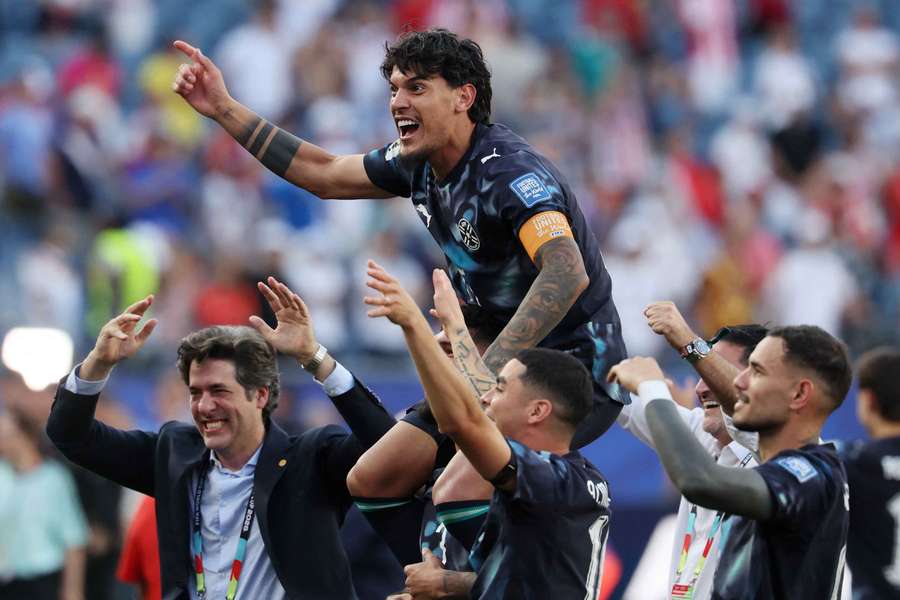 Gustavo Gómez comemora a classificação sendo erguido pelos companheiros Gustavo Gómez comemora a classificação sendo erguido pelos companheiros