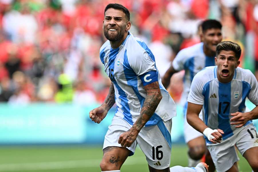 Otamendi y Giuliano Simeone celebran el empate de Argentina, que posteriormente fue anulado.