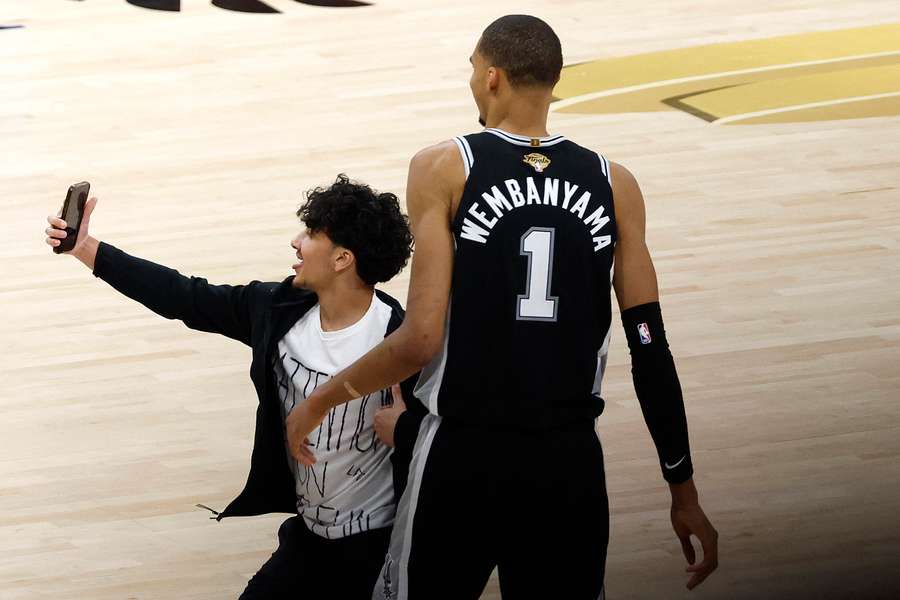 Torcedor invadiu a quadra durante o primeiro jogo da final da NBA