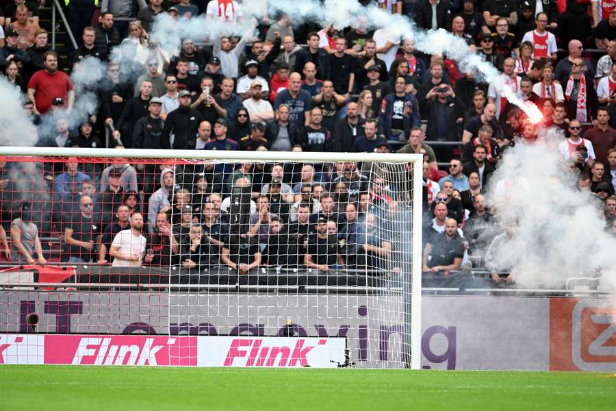 Vuurwerk op het veld tijdens Ajax - Feyenoord