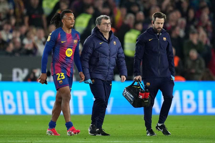 Jules Koundé, tras retirarse lesionado