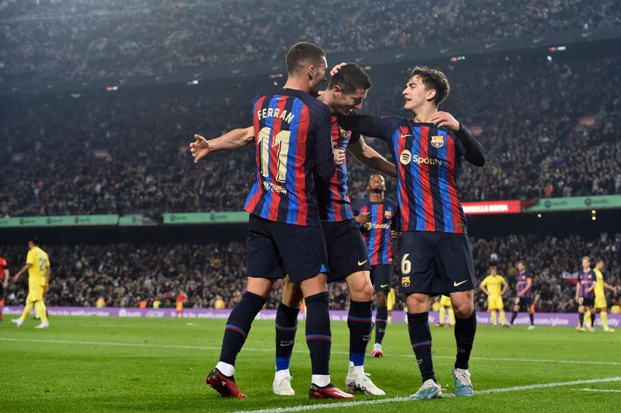 Robert Lewandowski (i midten) scorede sit ligamål nummer 15 i 19 optrædener for Barça søndag aften.
