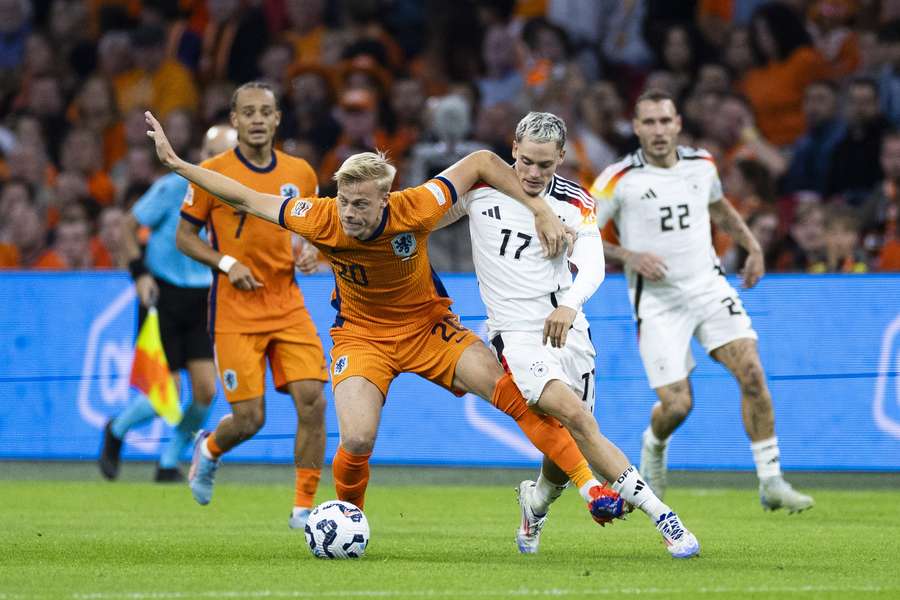 Jan Paul van Hecke maakte na de pauze van Nederland-Duitsland zijn opwachting in Oranje