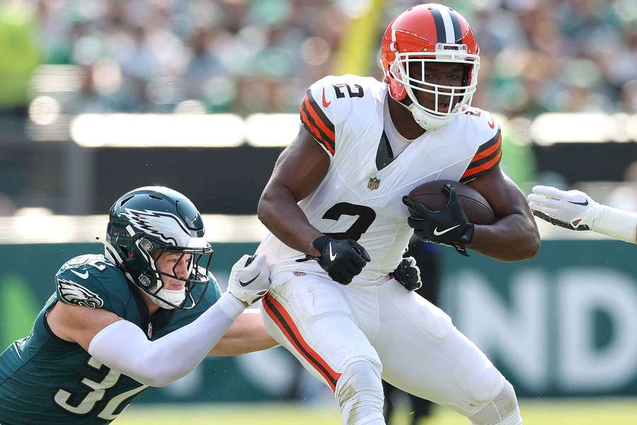 Amari Cooper van Cleveland Browns wordt getackled door Reed Blankenship van Philadelphia Eagles