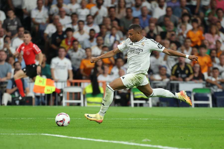 Mbappé shoots at goal.