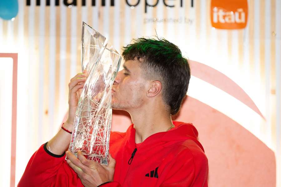 Jakub Menšík s vítěznou trofejí za triumf v Miami.