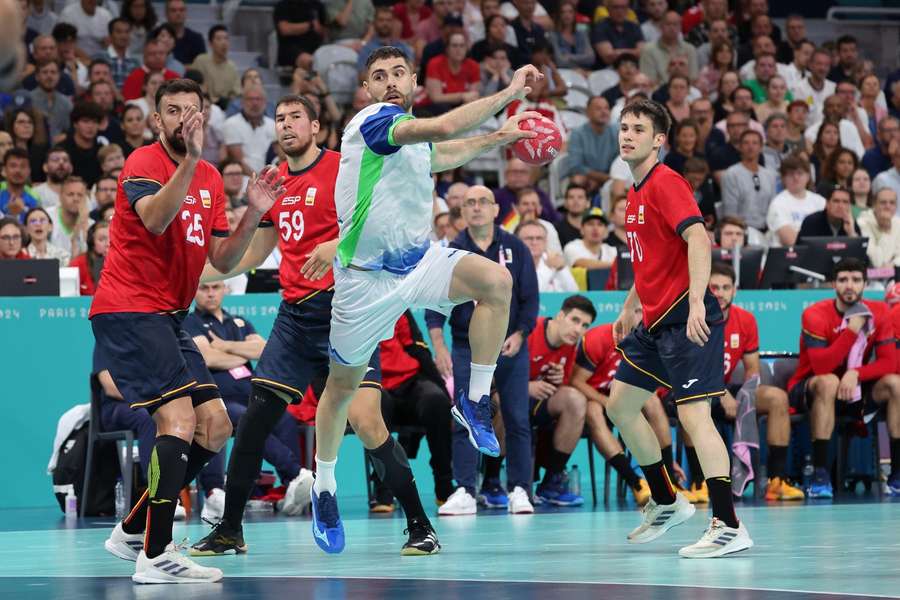 Blaz Janc her i aktion aktion ved Sloveniens kamp mod Spanien ved OL