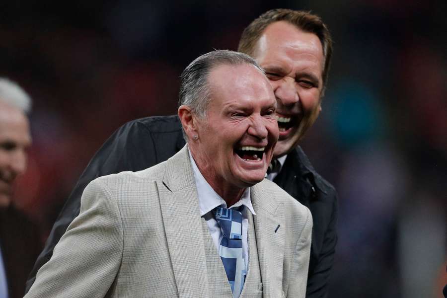 El exfutbolista inglés Paul Gascoigne sale del hospital