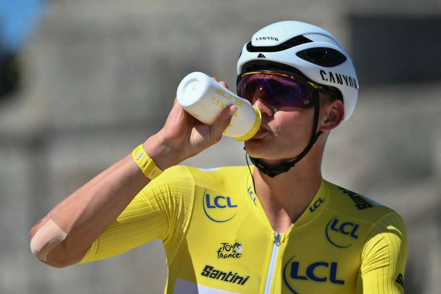 Wasser oder Kirschsaft? Mathieu van der Poel vor dem Start der 7. Etappe