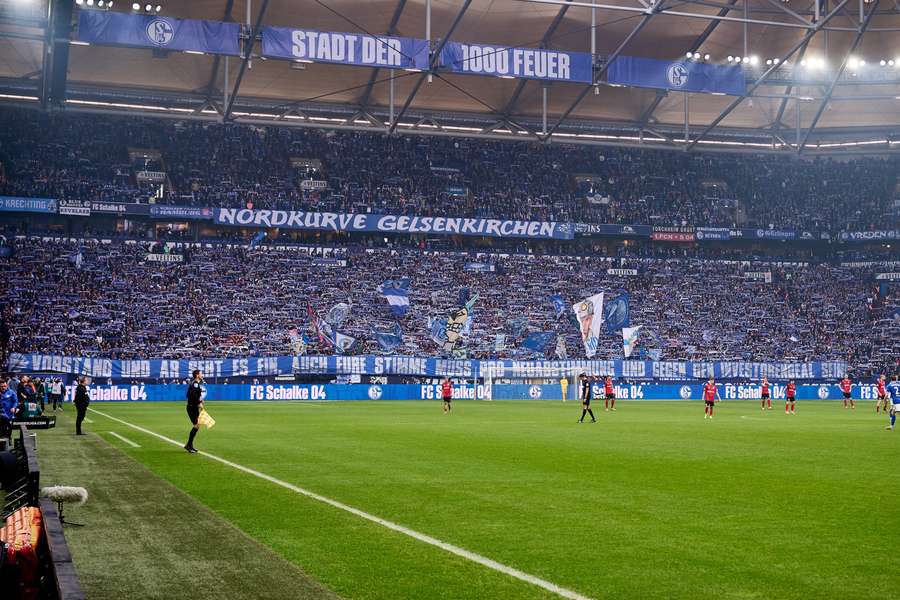 Veltins Arena blev besøgt af mere end 60.000 tilskuere i weekendens opgør mellem Schalke 04 og Wehen Wiesbaden.