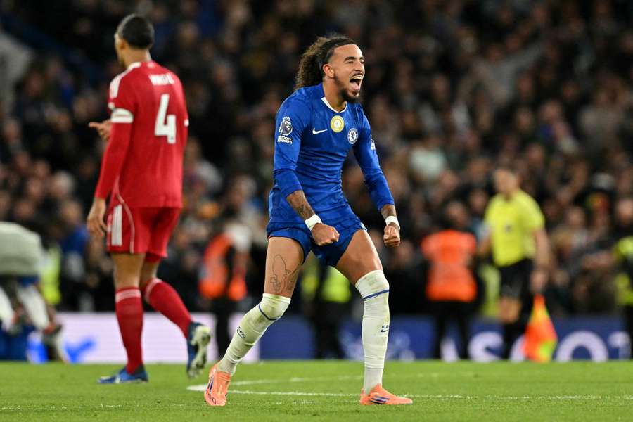 Malo Gusto célébrant la victoire de Chelsea.