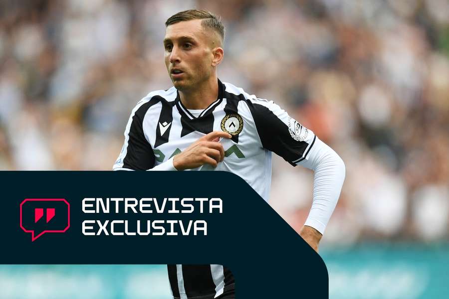 Deulofeu señala el escudo del Udinese, el club que siempre ha estado a su lado desde su gravísima lesión