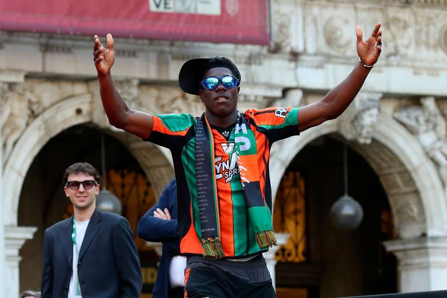 Issa Doumbia na festa da subida do Veneza à Serie A