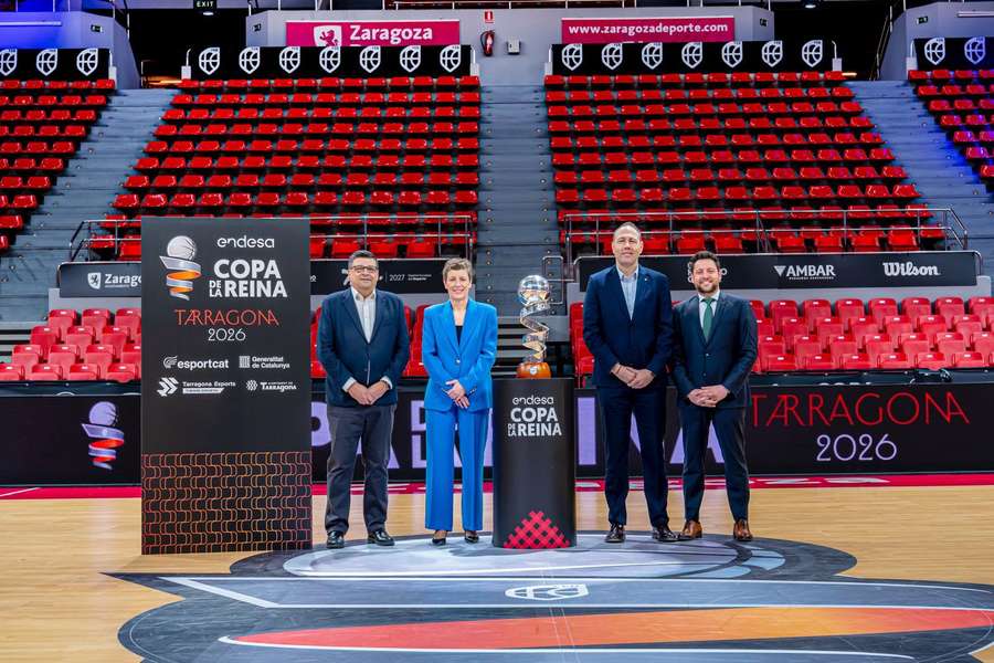 Elisa Aguilar, junto a Ferran Aril (pte. de la Fed Catalana), Berni Álvarez (conseller d'Esports) y Rubén Viñuales (alcalde de Tarragona)