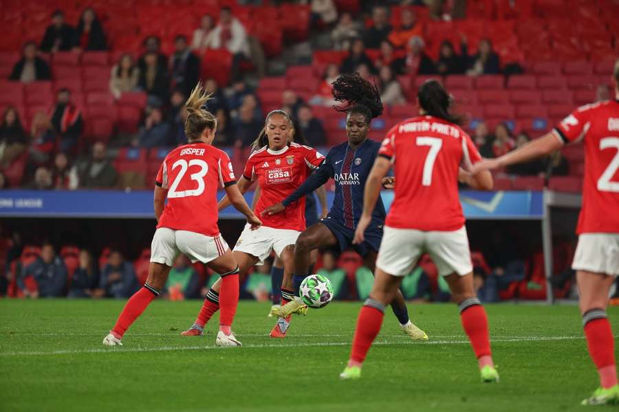 Benfica recebeu emblema parisiense no Estádio da Luz Benfica recebeu emblema parisiense no Estádio da Luz