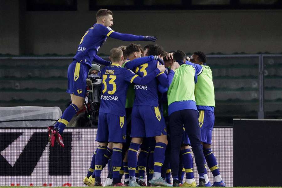 O Hellas Verona ganhou pontos aos rivais diretos