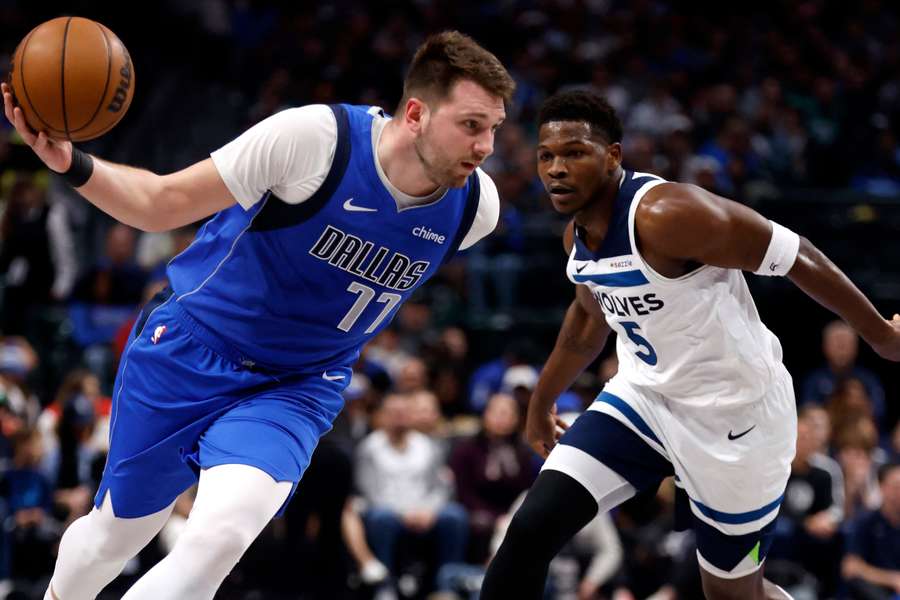Luka Doncic ante Anthony Edwards