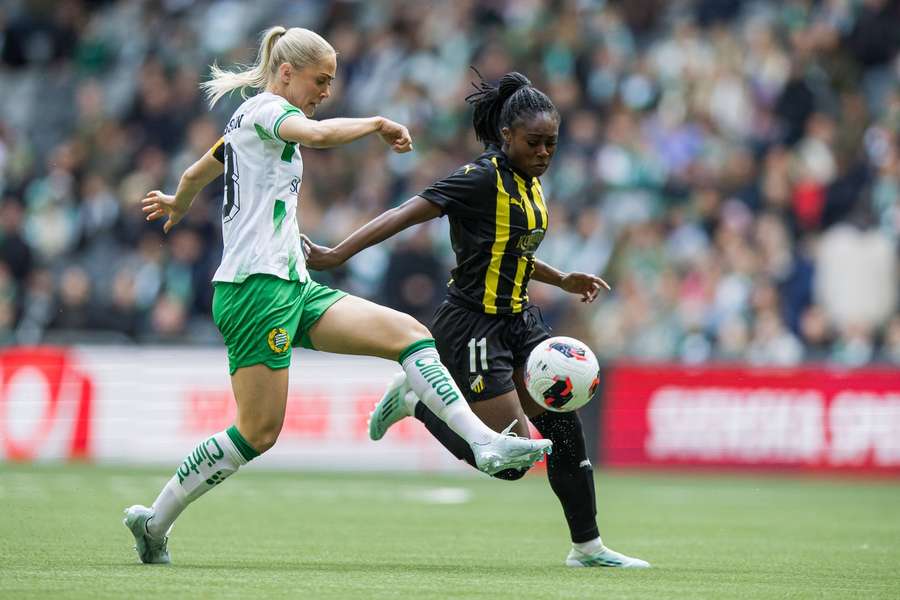 Alice Carlsson (left) during her side's defeat